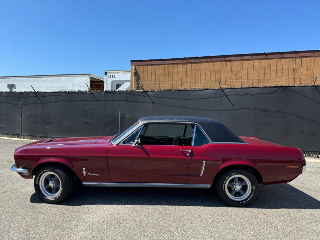 Ford Mustang - COUPE TOIT VINYLE NOIR ROUGE 1968 CODE C